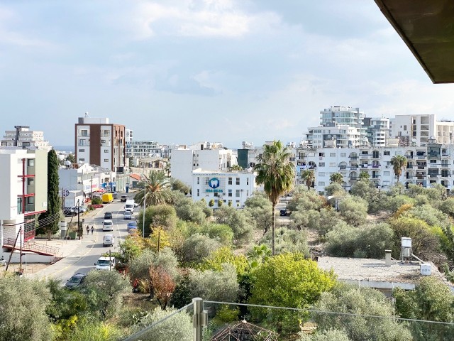 Kyrenia Zentrum 3+1 / Gelegenheit Preis / Beschilderung Hohe Straße / Nord-und Südseite mit 2 Balkonen ** 