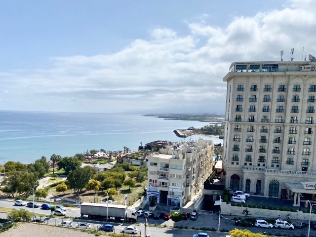 Kyrenia Zentrum / herrlicher Blick auf das Meer und den Yachthafen / Penthouse / sehr geräumiges Wohnzimmer und Esszimmer / Zentralheizung ** 