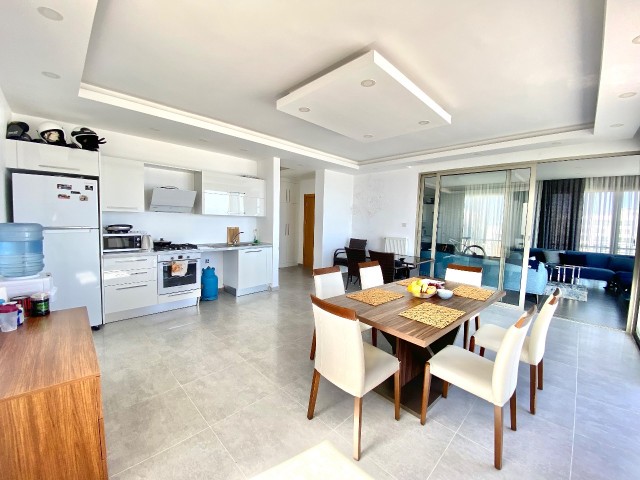 Kyrenia Zentrum / herrlicher Blick auf das Meer und den Yachthafen / Penthouse / sehr geräumiges Wohnzimmer und Esszimmer / Zentralheizung ** 