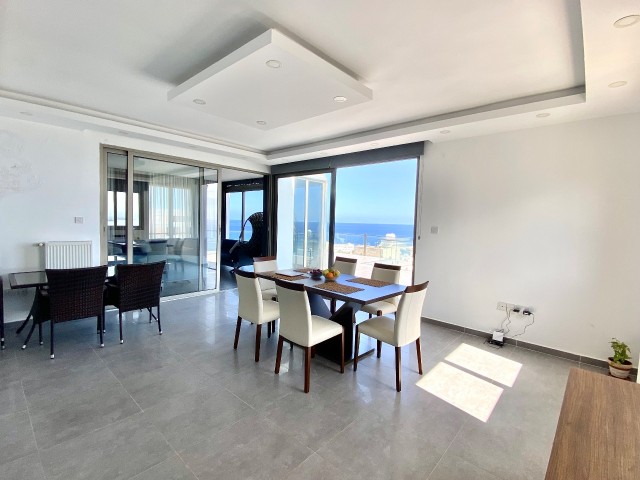 Kyrenia Zentrum / herrlicher Blick auf das Meer und den Yachthafen / Penthouse / sehr geräumiges Wohnzimmer und Esszimmer / Zentralheizung ** 