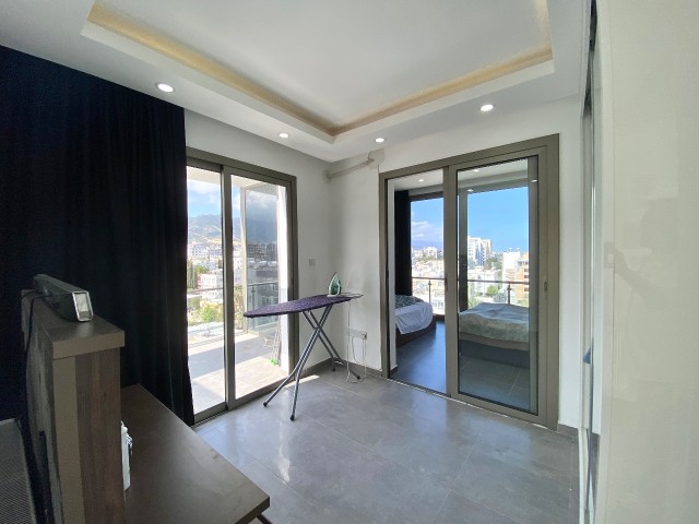 Kyrenia Zentrum / herrlicher Blick auf das Meer und den Yachthafen / Penthouse / sehr geräumiges Wohnzimmer und Esszimmer / Zentralheizung ** 