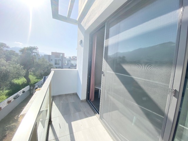 Kyrenia, Ozanköy / in gepflegtem Gelände / 70 m2 Wohnung mit eigener Dachterrasse / Pool ** 