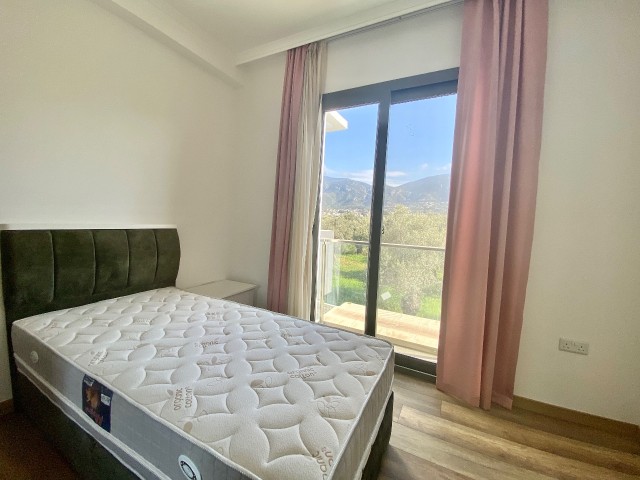 Kyrenia, Ozanköy / in gepflegtem Gelände / 70 m2 Wohnung mit eigener Dachterrasse / Pool ** 