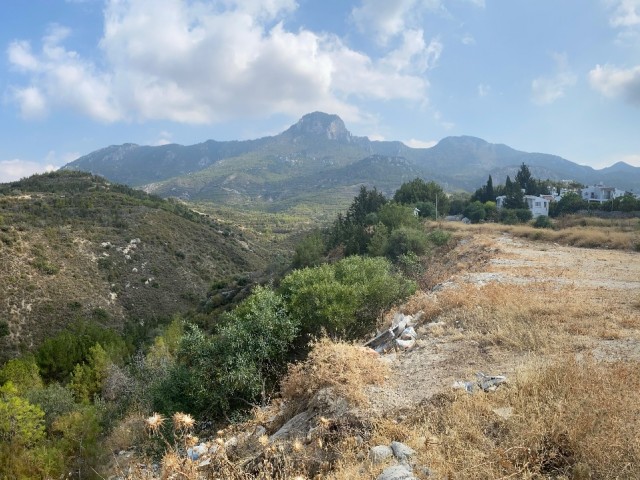 Kyrenia, Chatalköy / 650 m2 Grundstück zum Verkauf / herrlicher Blick auf das Meer, die Berge und das Tal | ** 