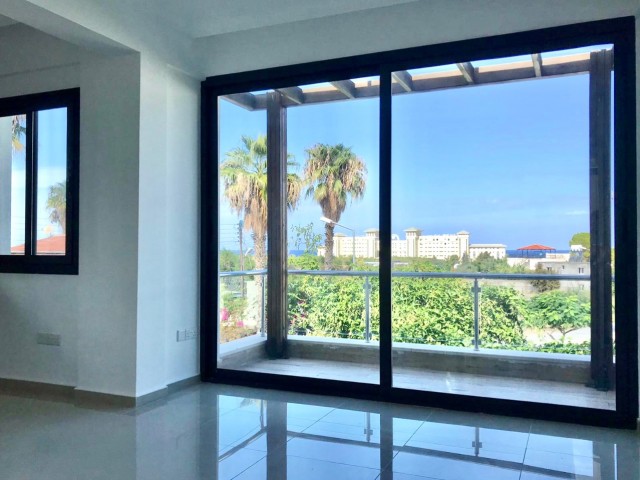 Girne,Alsancak | Denize 100 mt Mesafede | 150 m2 Özel Bahçe | Havuz