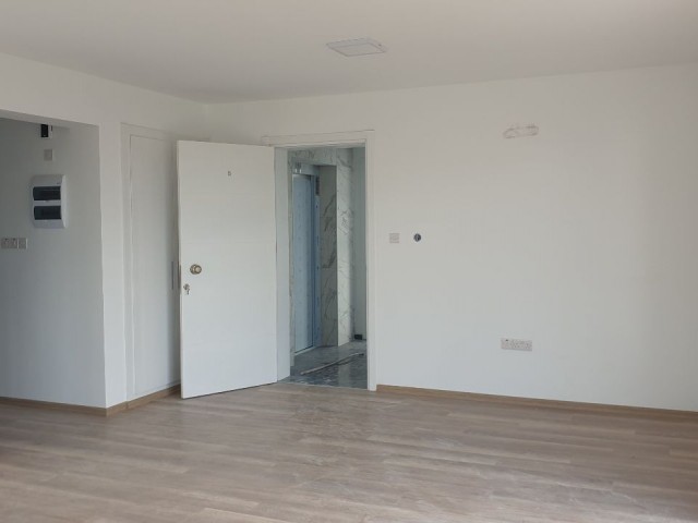 Zu verkaufen 3 + 1 neue Wohnung in Canakkale ** 