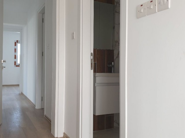 Zu verkaufen 3 + 1 neue Wohnung in Canakkale ** 