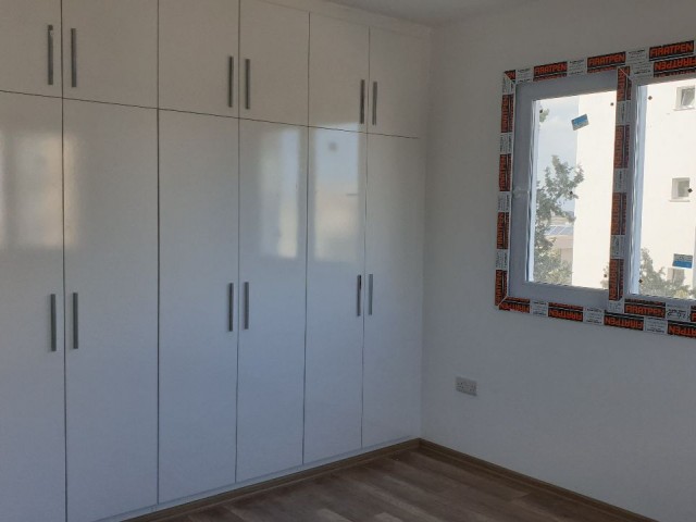 Zu verkaufen 3 + 1 neue Wohnung in Canakkale ** 