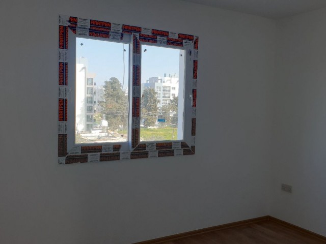 Zu verkaufen 3 + 1 neue Wohnung in Canakkale ** 