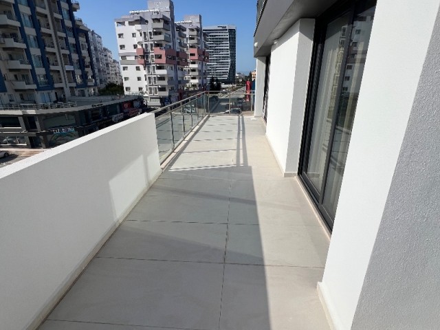 2+1 brandneue Wohnung mit dem größten Balkon im 2. Stock, die entweder zum Wohnen oder als Büro genutzt werden kann, im SKY Sakarya-Projekt, dem neuen Favoriten von Famagusta.