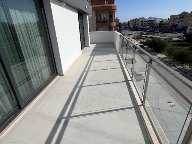 2+1 brandneue Wohnung mit dem größten Balkon im 2. Stock, die entweder zum Wohnen oder als Büro genutzt werden kann, im SKY Sakarya-Projekt, dem neuen Favoriten von Famagusta.
