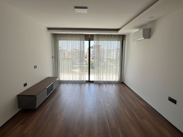 2+1 brandneue Wohnung mit dem größten Balkon im 2. Stock, die entweder zum Wohnen oder als Büro genutzt werden kann, im SKY Sakarya-Projekt, dem neuen Favoriten von Famagusta.