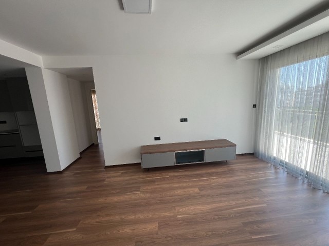 2+1 brandneue Wohnung mit dem größten Balkon im 2. Stock, die entweder zum Wohnen oder als Büro genutzt werden kann, im SKY Sakarya-Projekt, dem neuen Favoriten von Famagusta.