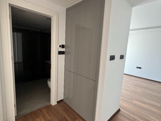 آپارتمان 2+1 کاملا نو با بزرگترین بالکن در طبقه دوم که می توان از آن برای زندگی یا دفتر کار در پروژه SKY Sakarya، مورد علاقه جدید فاماگوستا استفاده کرد.