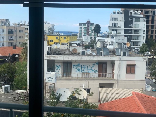 VOLL MÖBLIERTE 2 + 1 WOHNUNG ZU VERMIETEN MIT MEERBLICK IM ZENTRUM VON KYRENIA ** 