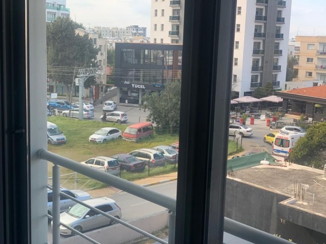 VOLL MÖBLIERTE 2 + 1 WOHNUNG ZU VERMIETEN MIT MEERBLICK IM ZENTRUM VON KYRENIA ** 