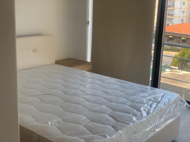 VOLL MÖBLIERTE 2 + 1 WOHNUNG ZU VERMIETEN MIT MEERBLICK IM ZENTRUM VON KYRENIA ** 