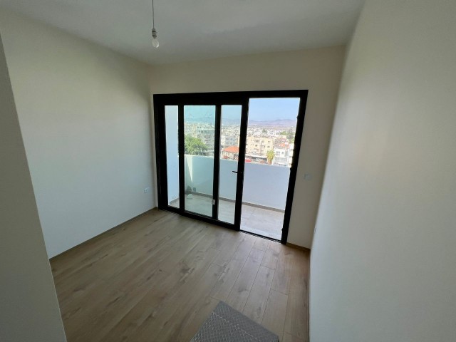 2+1 hochwertige, moderne, geräumige 2+1 PENTHOUSE-Wohnung am Strand von Nikosia ! ** 