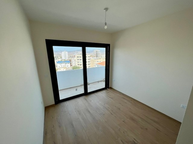 2+1 hochwertige, moderne, geräumige 2+1 PENTHOUSE-Wohnung am Strand von Nikosia ! ** 