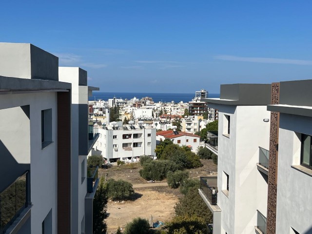 2+1 VOLLSTÄNDIG MÖBLIERTE, NEUE WOHNWOHNUNG MIT BERG- UND MEERBLICK IM OBEREN KYRENIA!