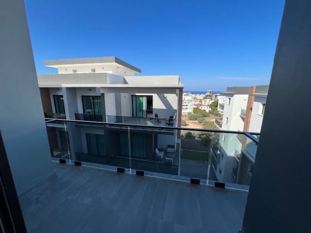 2+1 VOLLSTÄNDIG MÖBLIERTE, NEUE WOHNWOHNUNG MIT BERG- UND MEERBLICK IM OBEREN KYRENIA!