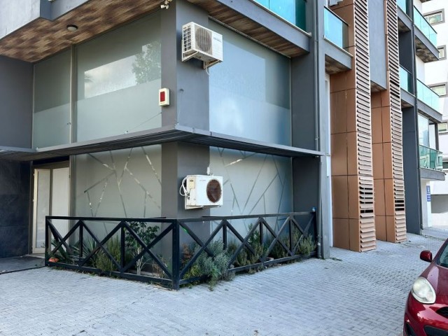 Sendegeschossiger Laden und 1+1-Wohnung mit Gewerbegenehmigung zum Verkauf im Kyrenia Center