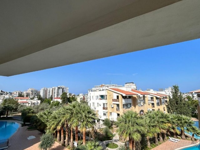 3+1 Wohnung zu vermieten in einem Komplex mit Gemeinschaftspool im Zentrum von Kyrenia!