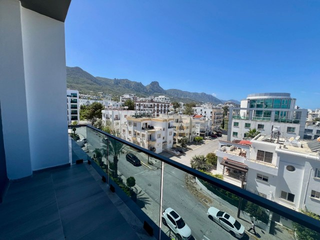 2+1 VOLLSTÄNDIG MÖBLIERTE, NEUE WOHNWOHNUNG MIT BERG- UND MEERBLICK IM OBEREN KYRENIA!