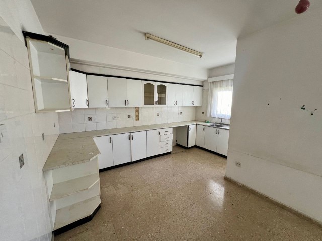 3+1 SPACIOUS FLAT IN CENTRAL LOCATION IN NICOSIA YENIŞEHİR!