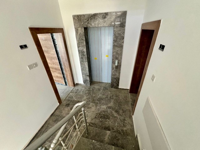 2+1 KOMPLETT MÖBLIERTE LUXUS-PENTHOUSE-WOHNUNG IN OMAĞ IN METEHAN, NIKOSIA!