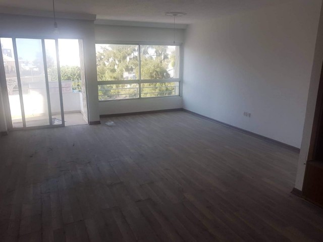 3 + 1 geräumige Wohnung im Zentrum von Kyrenia ** 