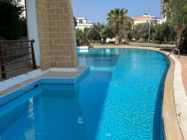 Rental flat in the center of Kyrenia in a decent clean patalena site surrounded by pools on all four sides with 24-hour private security, earthquake-tested, 600 pounds sterling fee included. 05338445618