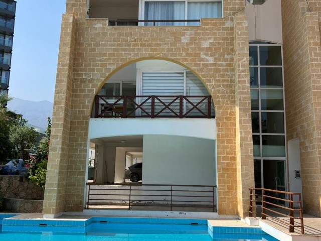 Rental flat in the center of Kyrenia in a decent clean patalena site surrounded by pools on all four sides with 24-hour private security, earthquake-tested, 600 pounds sterling fee included. 05338445618