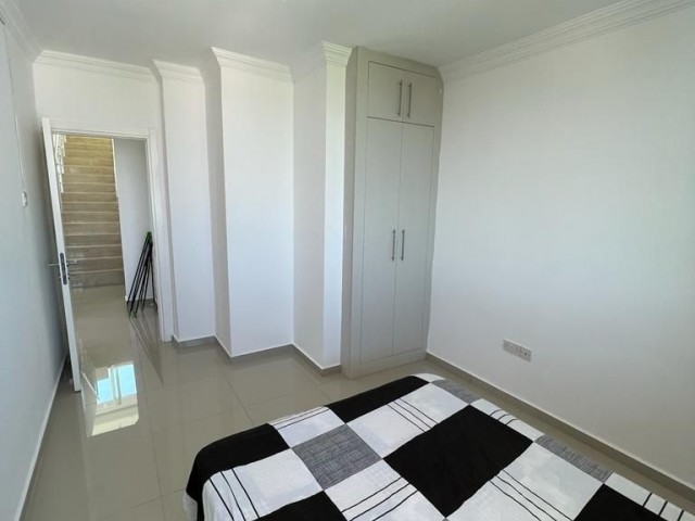 Einzigartige Maisonette-Penthouse-Wohnung im 9. und 10. Stock eines 10-stöckigen Gebäudes im Zentrum von Kyrenia, die ein ruhiges Leben mit Panoramablick auf ganz Kyrenia und sichere Nachbarn mit Aufzügen bietet. 05338445618