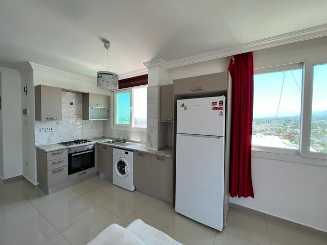 Einzigartige Maisonette-Penthouse-Wohnung im 9. und 10. Stock eines 10-stöckigen Gebäudes im Zentrum von Kyrenia, die ein ruhiges Leben mit Panoramablick auf ganz Kyrenia und sichere Nachbarn mit Aufzügen bietet. 05338445618