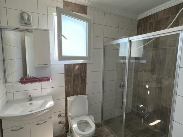 Einzigartige Maisonette-Penthouse-Wohnung im 9. und 10. Stock eines 10-stöckigen Gebäudes im Zentrum von Kyrenia, die ein ruhiges Leben mit Panoramablick auf ganz Kyrenia und sichere Nachbarn mit Aufzügen bietet. 05338445618