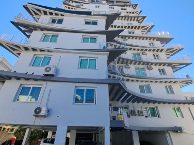 Einzigartige Maisonette-Penthouse-Wohnung im 9. und 10. Stock eines 10-stöckigen Gebäudes im Zentrum von Kyrenia, die ein ruhiges Leben mit Panoramablick auf ganz Kyrenia und siche