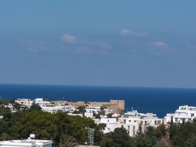 Duplex-Penthouse neben dem Pia Bella Hotel im Zentrum von Kyrenia, möbliertes oder unmöbliertes Büro zur Miete, geeignet für alle Arten von Geschäftsbereichen. 05338445618