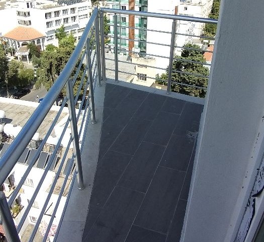 Duplex-Penthouse neben dem Pia Bella Hotel im Zentrum von Kyrenia, möbliertes oder unmöbliertes Büro zur Miete, geeignet für alle Arten von Geschäftsbereichen. 05338445618