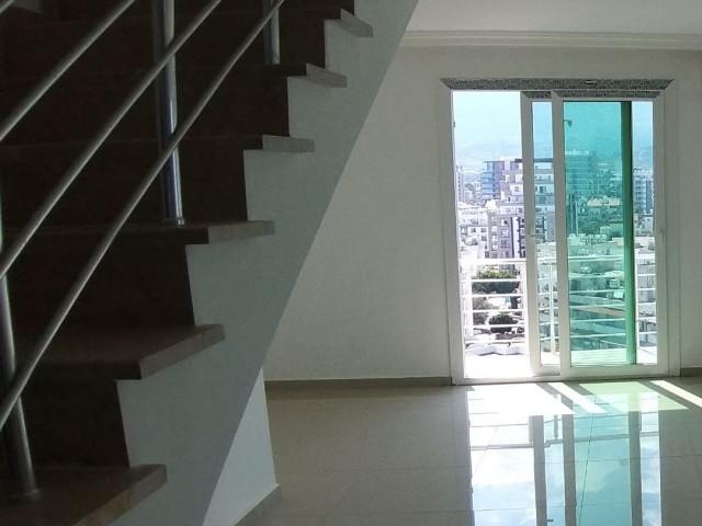 Duplex-Penthouse neben dem Pia Bella Hotel im Zentrum von Kyrenia, möbliertes oder unmöbliertes Büro zur Miete, geeignet für alle Arten von Geschäftsbereichen. 05338445618