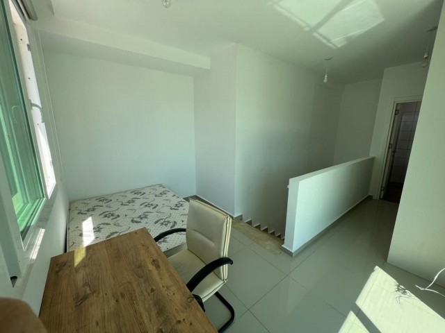 Duplex-Penthouse neben dem Pia Bella Hotel im Zentrum von Kyrenia, möbliertes oder unmöbliertes Büro zur Miete, geeignet für alle Arten von Geschäftsbereichen. 05338445618