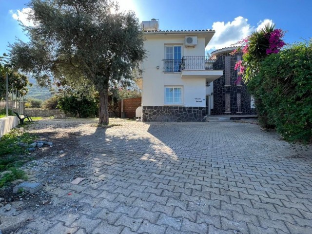 A peaceful living space in the middle of the city with mountain and sea views, 3+1 fully furnished rooms with a pool and a large garden, but with unprecedented tranquility in Alsan