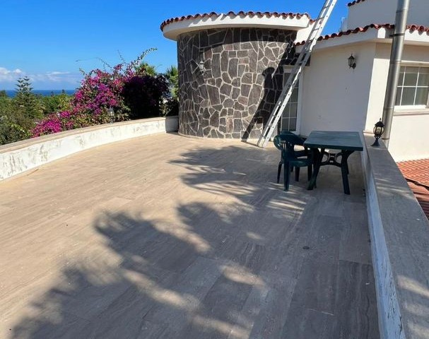 A peaceful living space in the middle of the city with mountain and sea views, 3+1 fully furnished rooms with a pool and a large garden, but with unprecedented tranquility in Alsancak. Monthly rent is 1300 pounds. 05338445618