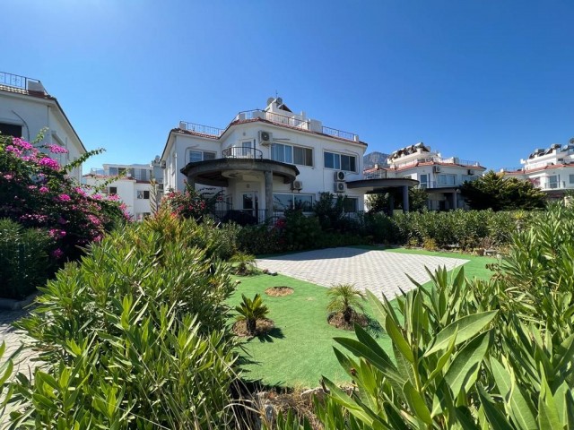 A unique flat at a unique price, with a large private garden, 3 bedrooms, 2 bathrooms and a large living area, 20 meters from the sea on the Lapta coastal walkway.. 05338445618