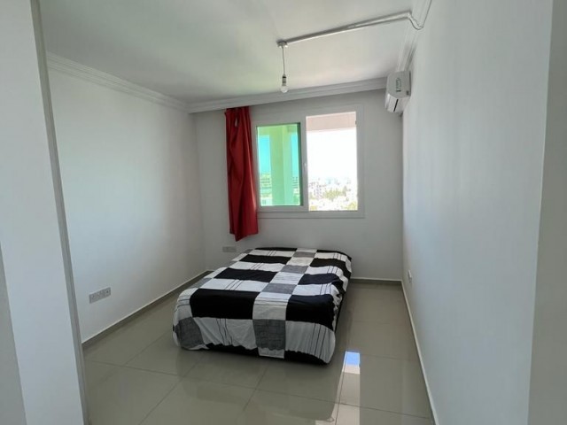 Duplex-Penthouse, 3 Schlafzimmer, 2 Badezimmer, türkische Titelwohnung zum Verkauf im 10. Stock eines 10-stöckigen Gebäudes in der Nähe des Pia Bella Hotels im Zentrum von Kyrenia. Auch ein sinnvoller Tausch wird in Betracht gezogen. 05338445618