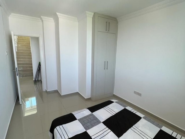 Duplex-Penthouse, 3 Schlafzimmer, 2 Badezimmer, türkische Titelwohnung zum Verkauf im 10. Stock eines 10-stöckigen Gebäudes in der Nähe des Pia Bella Hotels im Zentrum von Kyrenia. Auch ein sinnvoller Tausch wird in Betracht gezogen. 05338445618