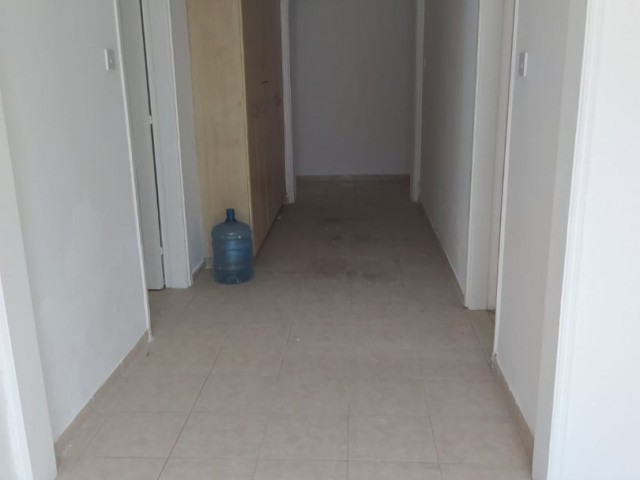 Erschwingliche 3+1 Penthouse-Wohnung zum Verkauf im Zentrum von Kyrenia REF838 ** 