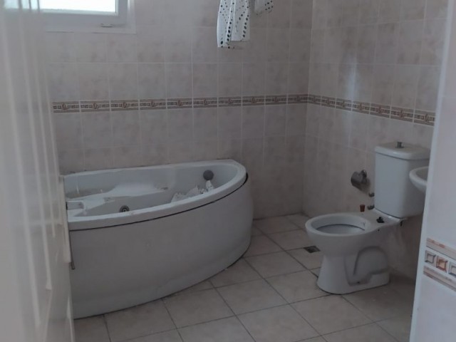 Erschwingliche 3+1 Penthouse-Wohnung zum Verkauf im Zentrum von Kyrenia REF838 ** 