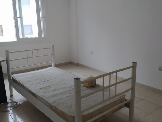 Erschwingliche 3+1 Penthouse-Wohnung zum Verkauf im Zentrum von Kyrenia REF838 ** 