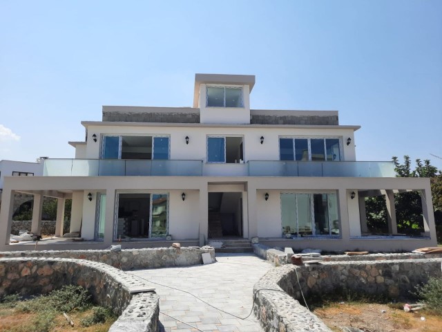 FOR SALE IN ALSANCAK 2+1 WALKING DISTANCE TO THE SEA